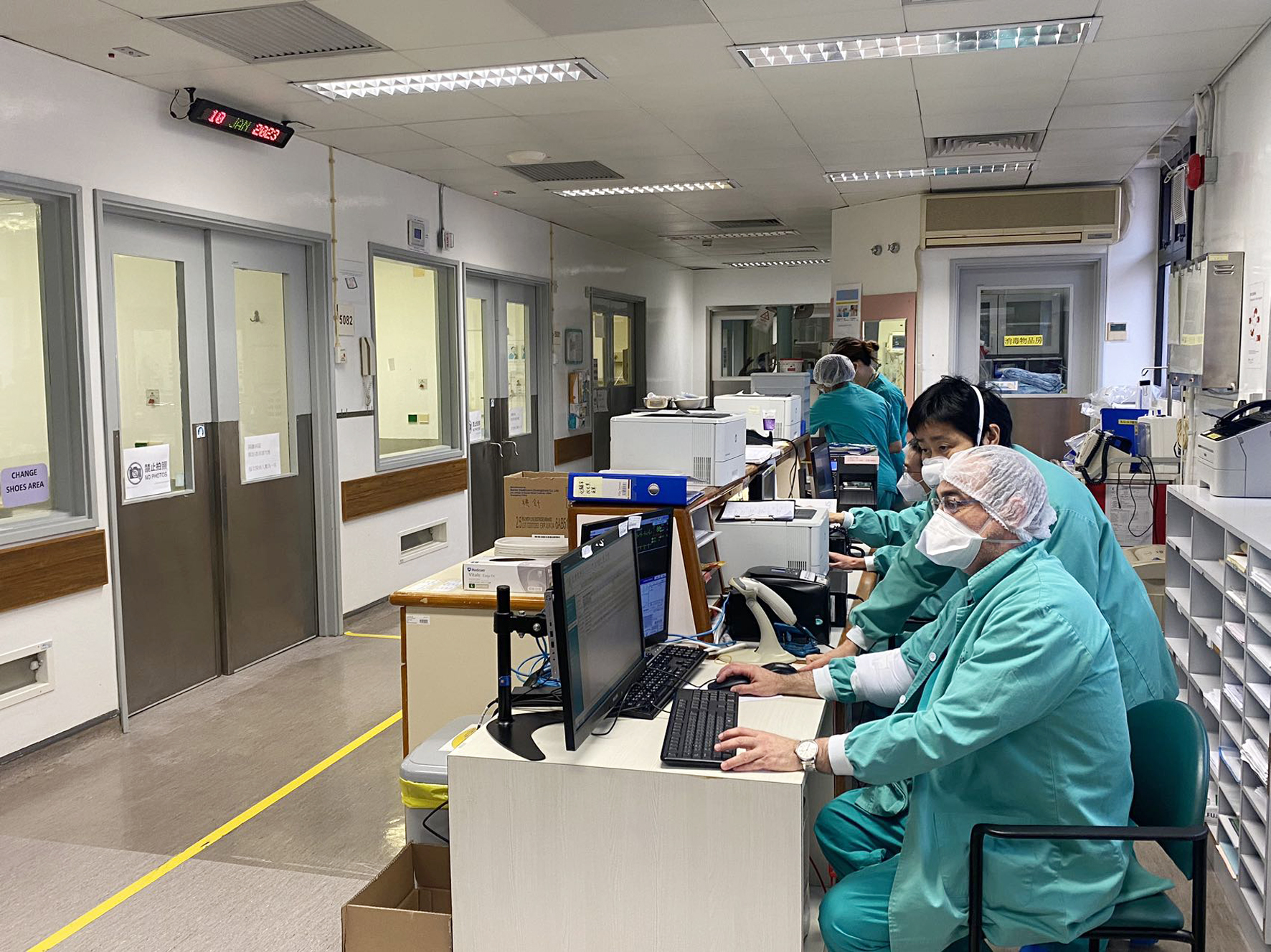 山顶医院ICU增五成床位 收治新冠重症病人