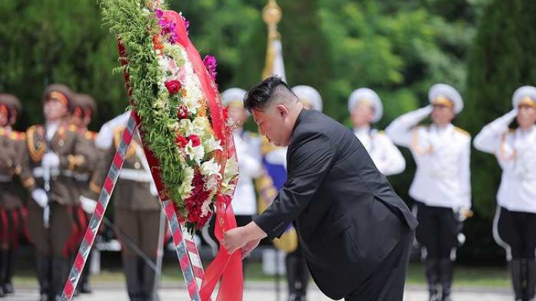 金正恩拜謁中國人民志願軍烈士陵園