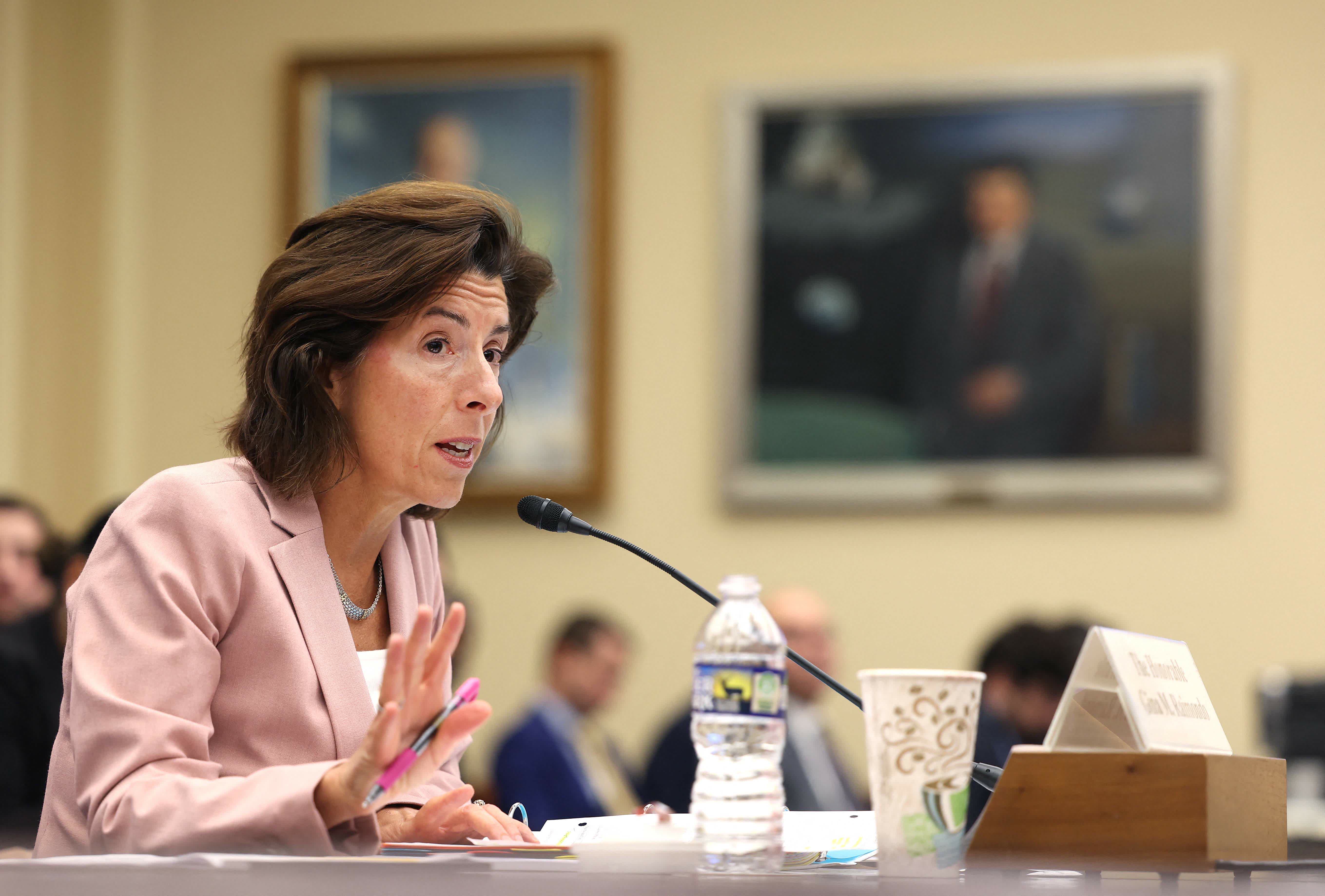 澳門頭條--美國商務部長雷蒙多回應華為發布新手機：感到不安