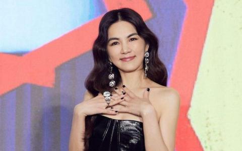 星星大声说：Ella自曝爱裸体