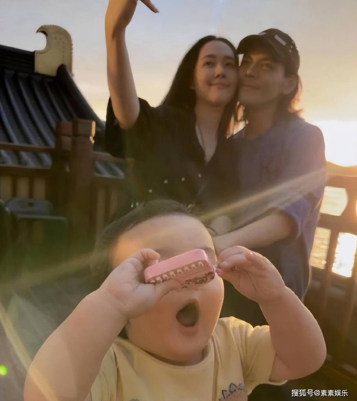 郭碧婷为儿子办生日宴，素颜灿笑单手抱娃，女儿和妈妈比耶好软萌 ​