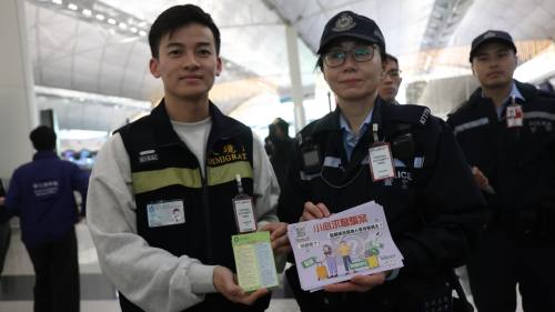 保安局专责小组于机场内派发宣传单张，警示前往泰国旅客小心被骗