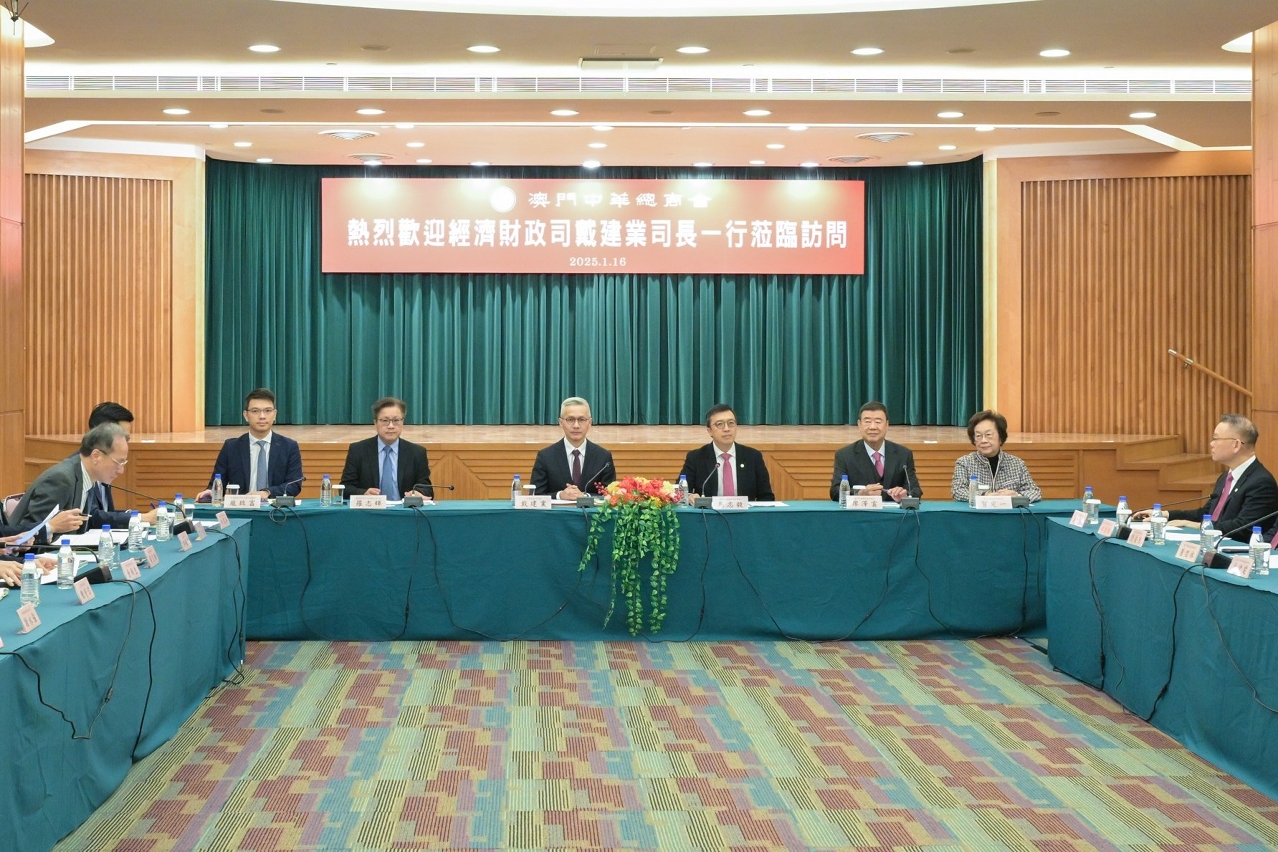 經濟財政司司長戴建業就編製2025年度施政方針聽取中總意見
