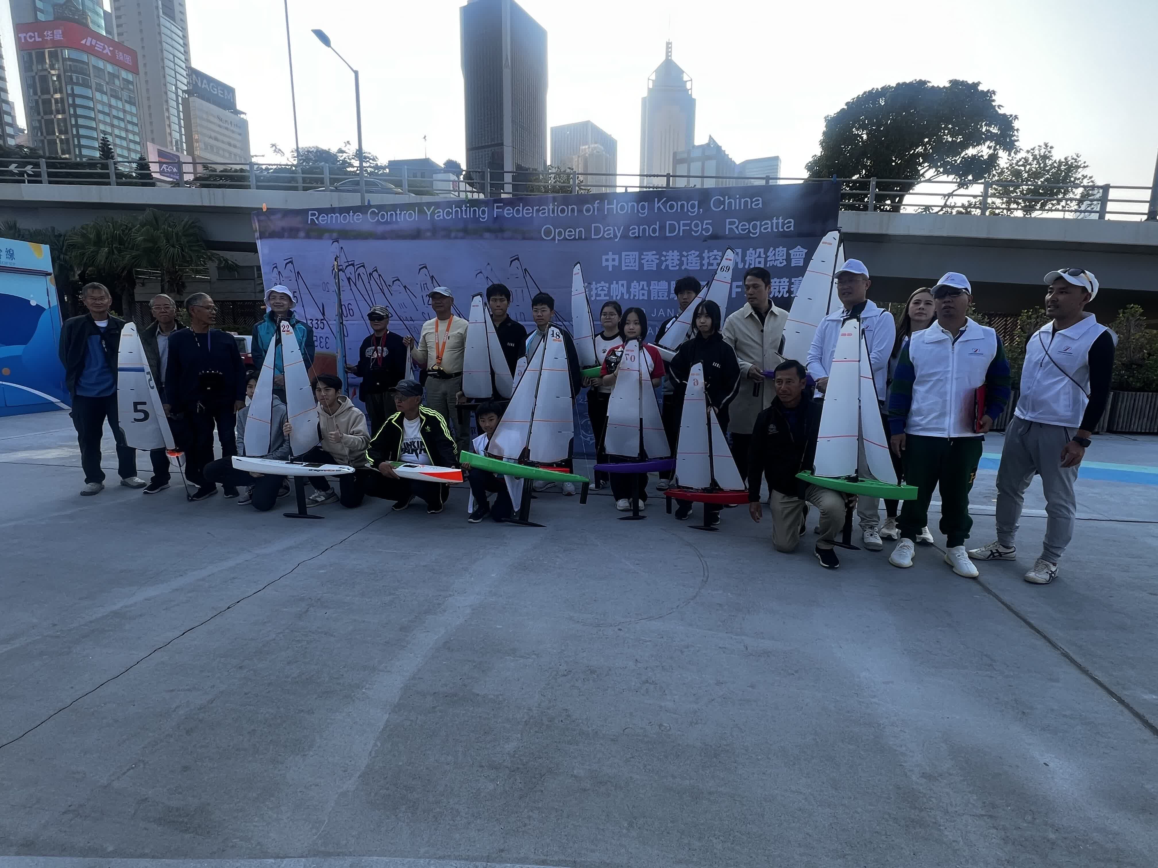 湾仔海滨享遥控帆船体验 风力推动绿色运动