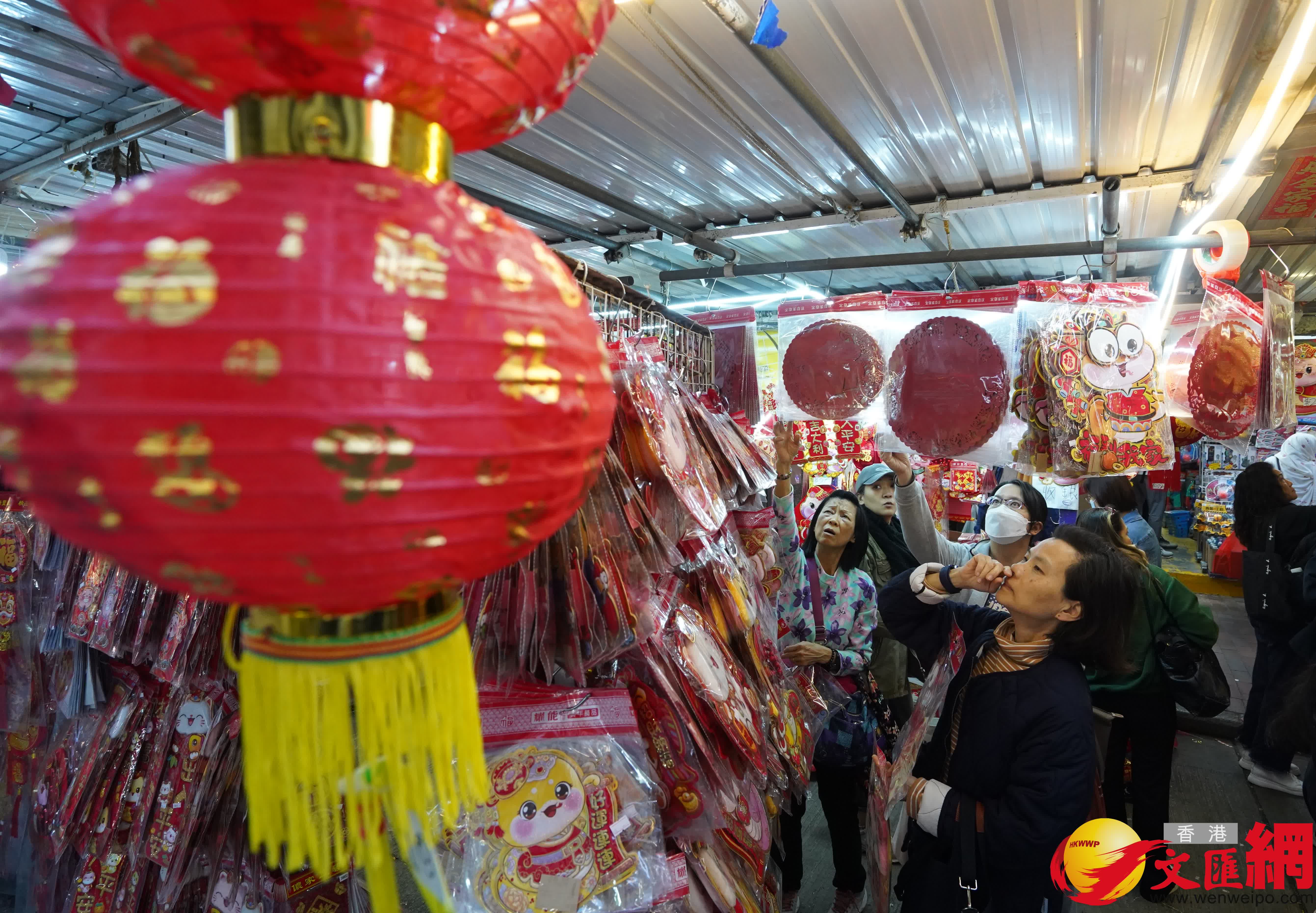 临近农历新年,深水埗多间店舖摆满新年商品,琳琅满目,吸引不少市民前来选购贺年装饰。(香港文汇报记者曾兴伟 摄) 临近农历新年,深水埗多间店舖摆满新年商品,琳琅满目,吸引不少市民前来选购贺年装饰。(香港文汇报记者曾兴伟 摄)