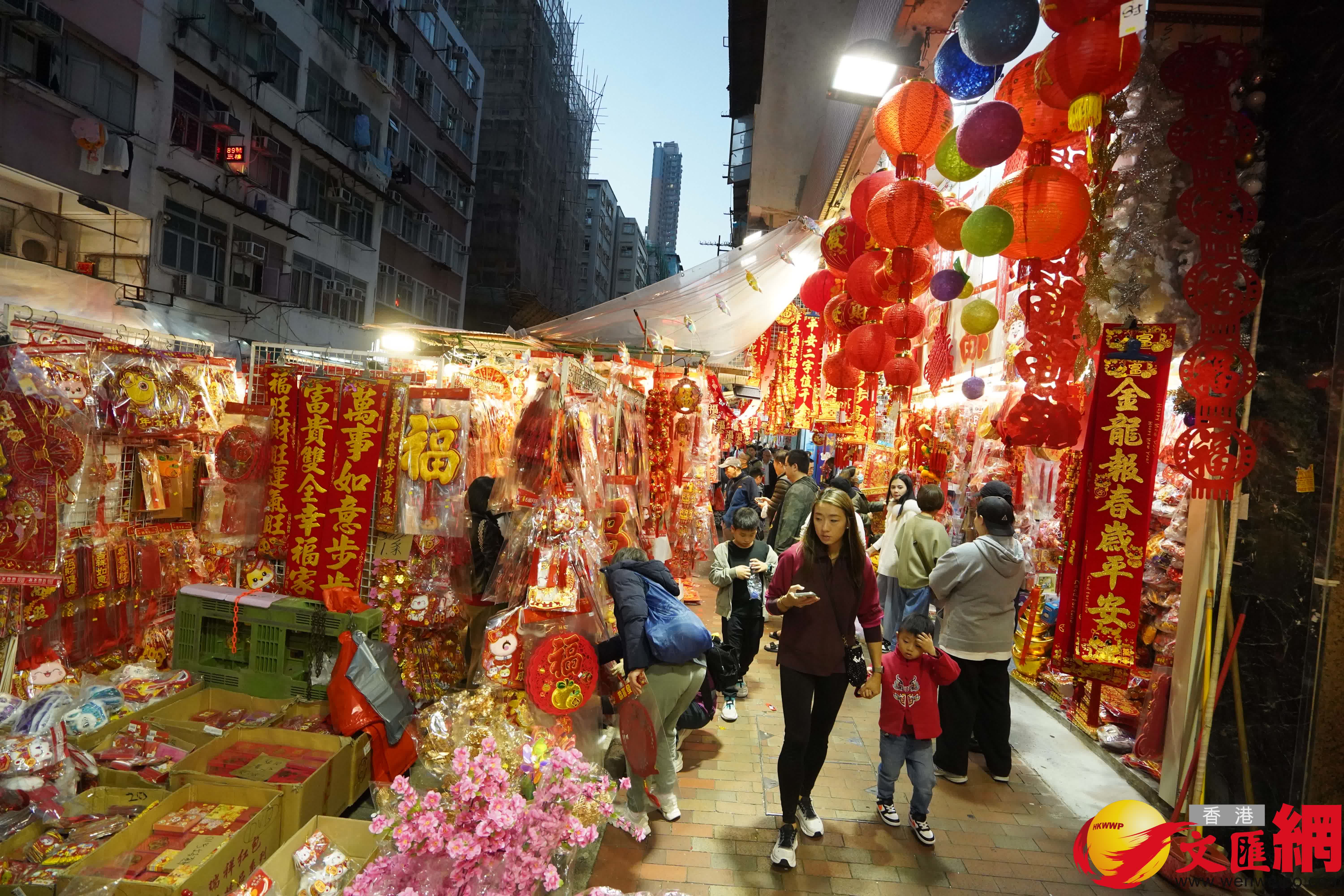 临近农历新年,深水埗多间店舖摆满新年商品,琳琅满目,吸引不少市民前来选购贺年装饰。(香港文汇报记者曾兴伟 摄) 临近农历新年,深水埗多间店舖摆满新年商品,琳琅满目,吸引不少市民前来选购贺年装饰。(香港文汇报记者曾兴伟 摄)