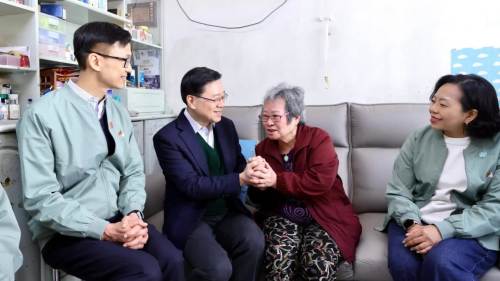 李家超落区与关爱队一起探望独居长者