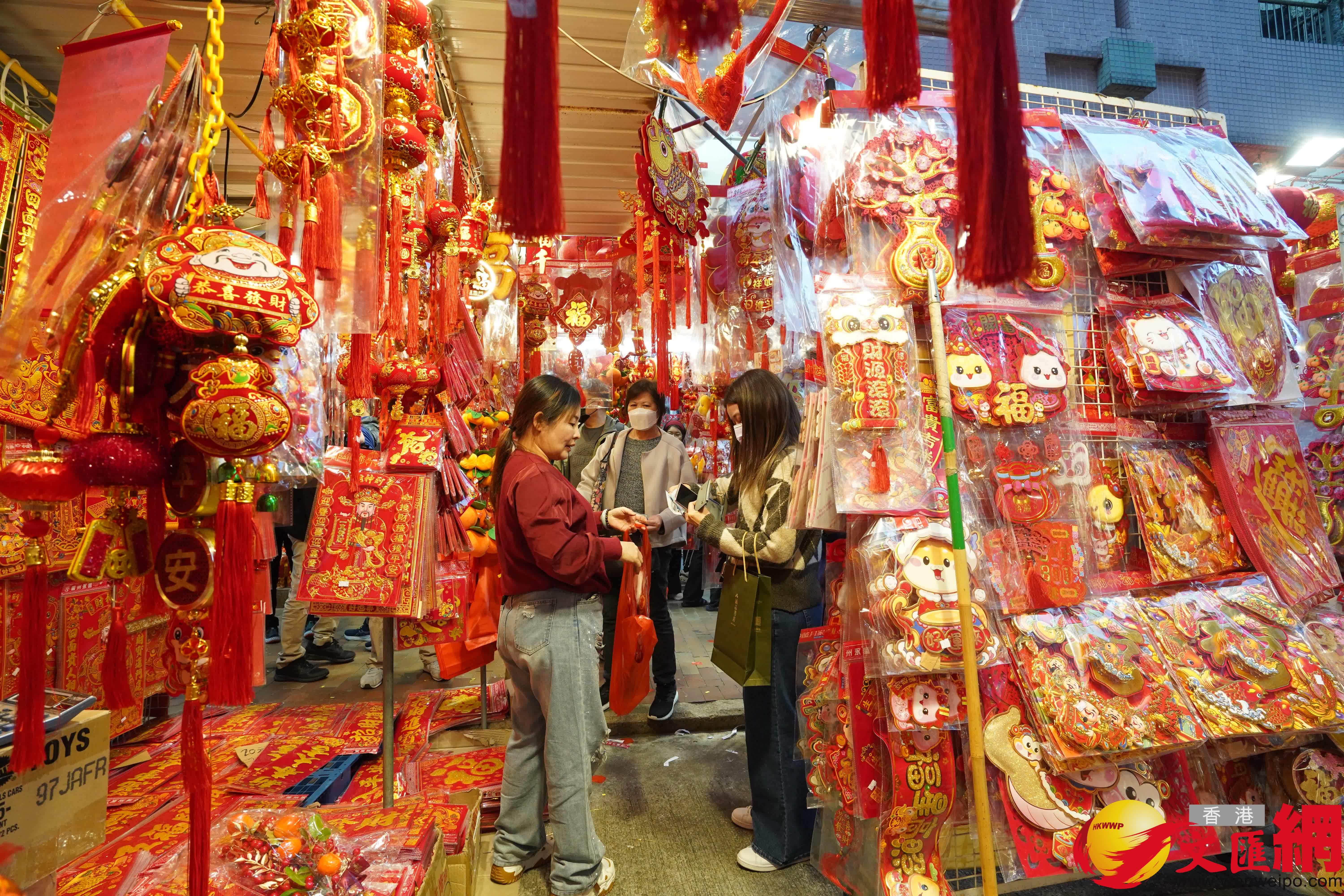 临近农历新年,深水埗多间店舖摆满新年商品,琳琅满目,吸引不少市民前来选购贺年装饰。(香港文汇报记者曾兴伟 摄) 临近农历新年,深水埗多间店舖摆满新年商品,琳琅满目,吸引不少市民前来选购贺年装饰。(香港文汇报记者曾兴伟 摄)