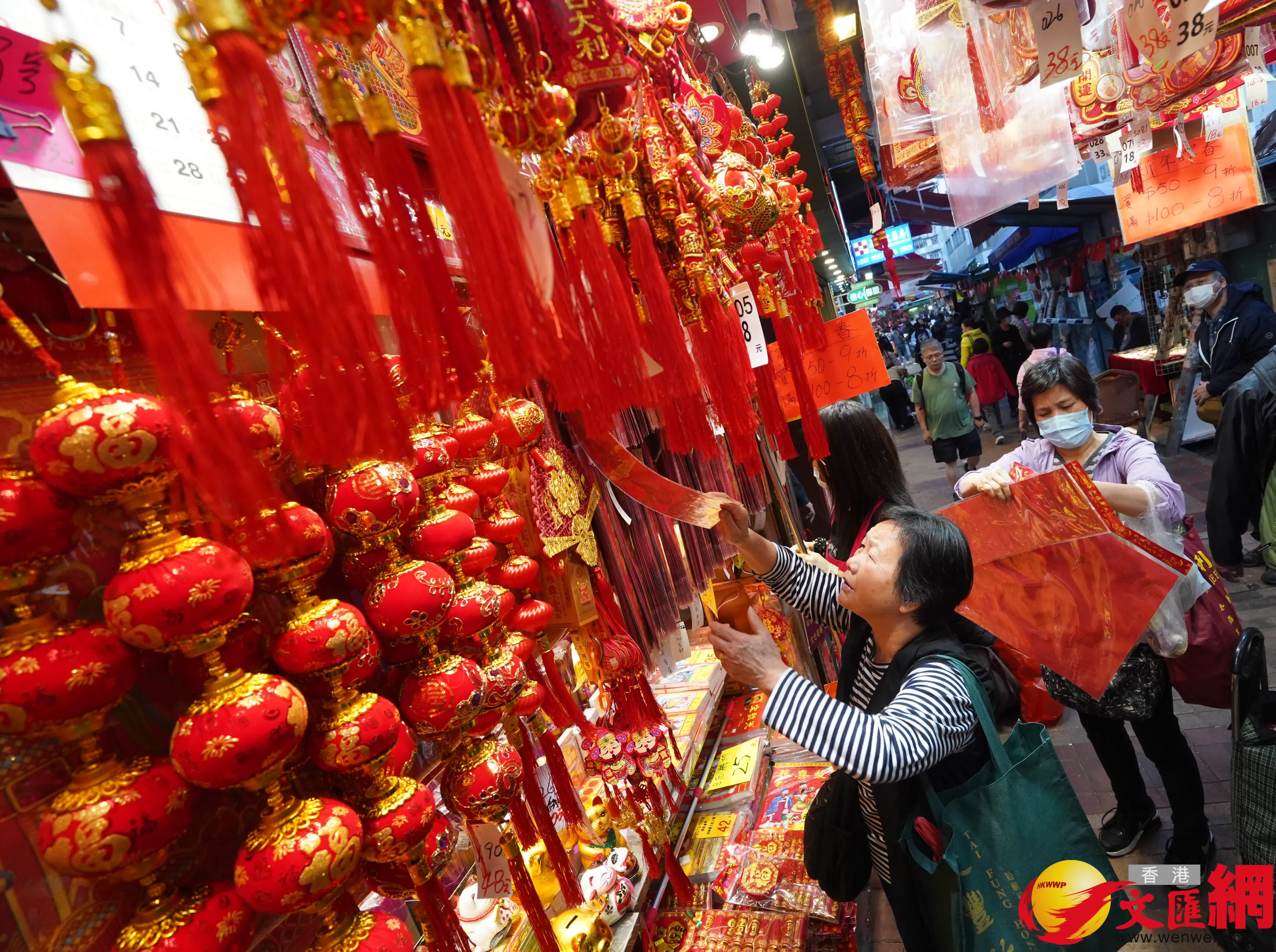临近农历新年,深水埗多间店舖摆满新年商品,琳琅满目,吸引不少市民前来选购贺年装饰。(香港文汇报记者曾兴伟 摄) 临近农历新年,深水埗多间店舖摆满新年商品,琳琅满目,吸引不少市民前来选购贺年装饰。(香港文汇报记者曾兴伟 摄)