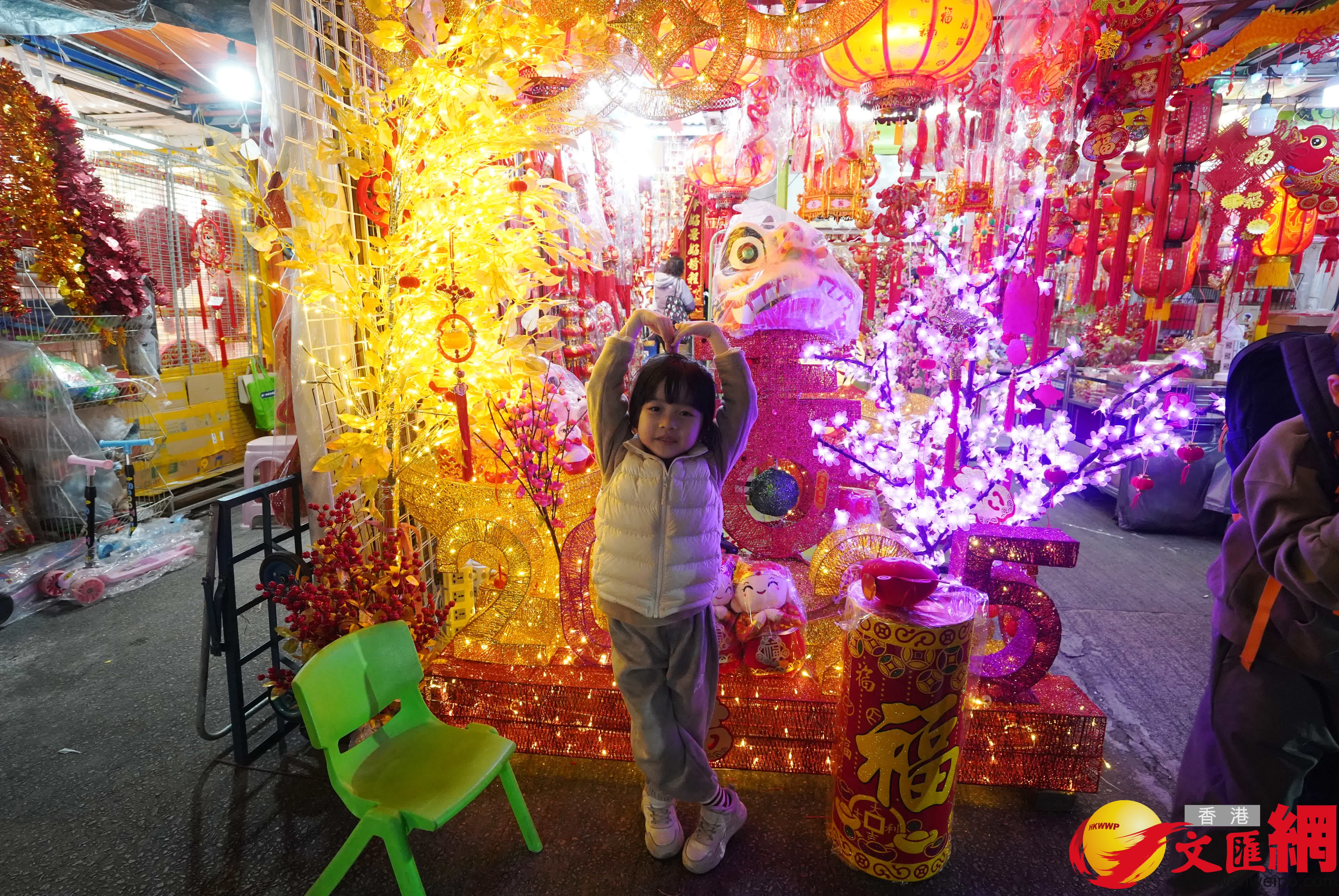 临近农历新年,深水埗多间店舖摆满新年商品,琳琅满目,吸引不少市民前来选购贺年装饰。(香港文汇报记者曾兴伟 摄) 临近农历新年,深水埗多间店舖摆满新年商品,琳琅满目,吸引不少市民前来选购贺年装饰。(香港文汇报记者曾兴伟 摄)