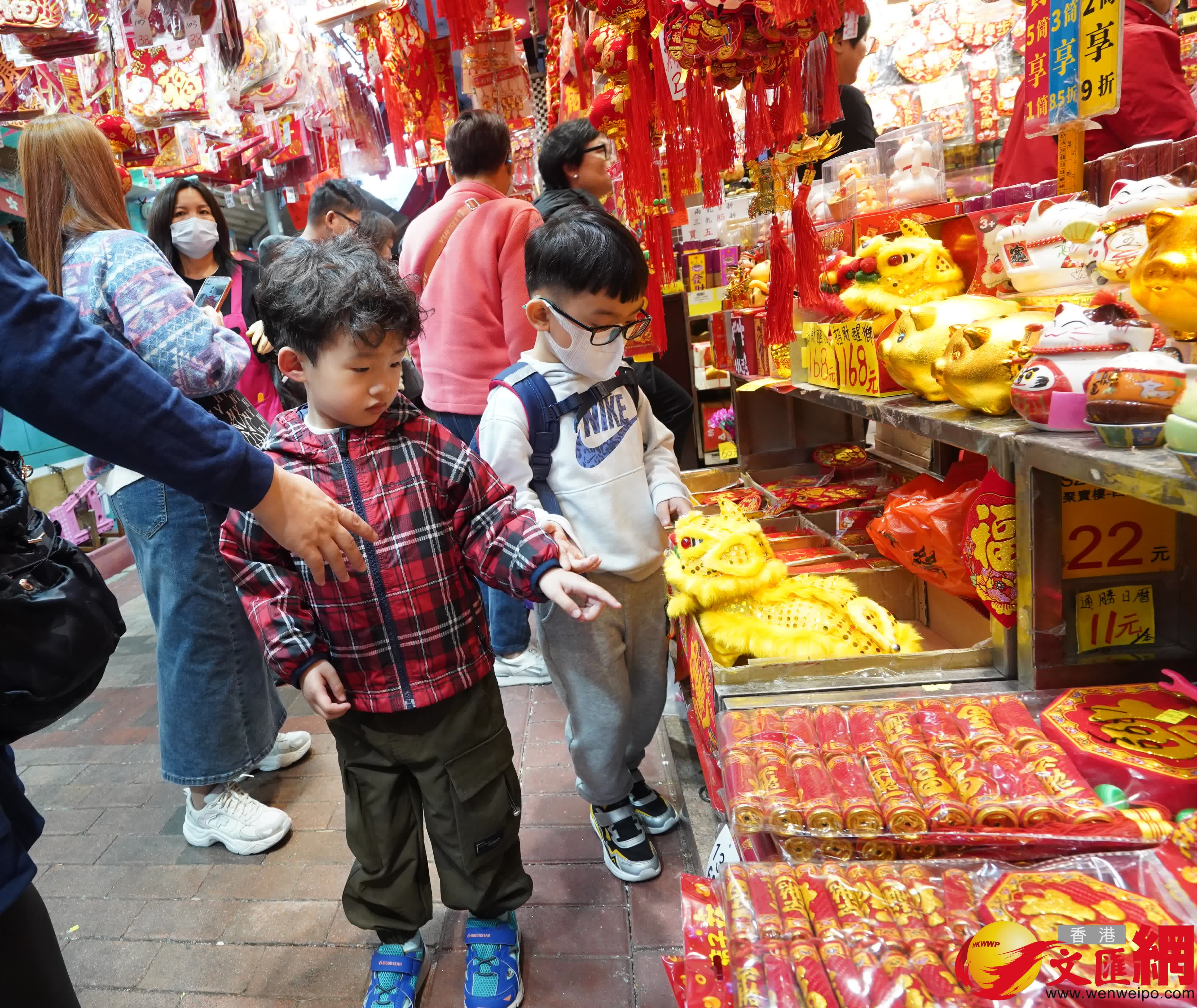 临近农历新年,深水埗多间店舖摆满新年商品,琳琅满目,吸引不少市民前来选购贺年装饰。(香港文汇报记者曾兴伟 摄) 临近农历新年,深水埗多间店舖摆满新年商品,琳琅满目,吸引不少市民前来选购贺年装饰。(香港文汇报记者曾兴伟 摄)