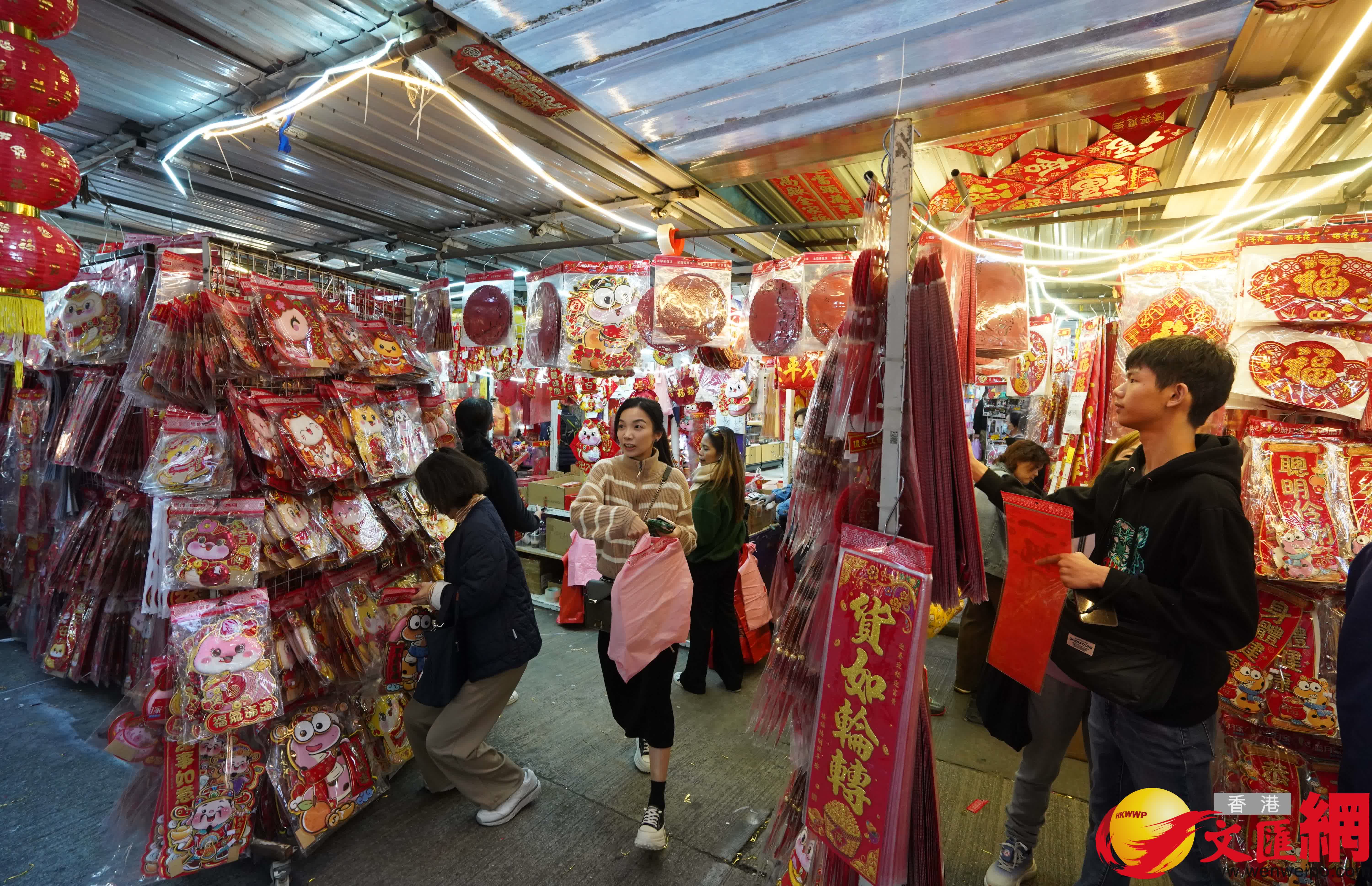临近农历新年,深水埗多间店舖摆满新年商品,琳琅满目,吸引不少市民前来选购贺年装饰。(香港文汇报记者曾兴伟 摄) 临近农历新年,深水埗多间店舖摆满新年商品,琳琅满目,吸引不少市民前来选购贺年装饰。(香港文汇报记者曾兴伟 摄)