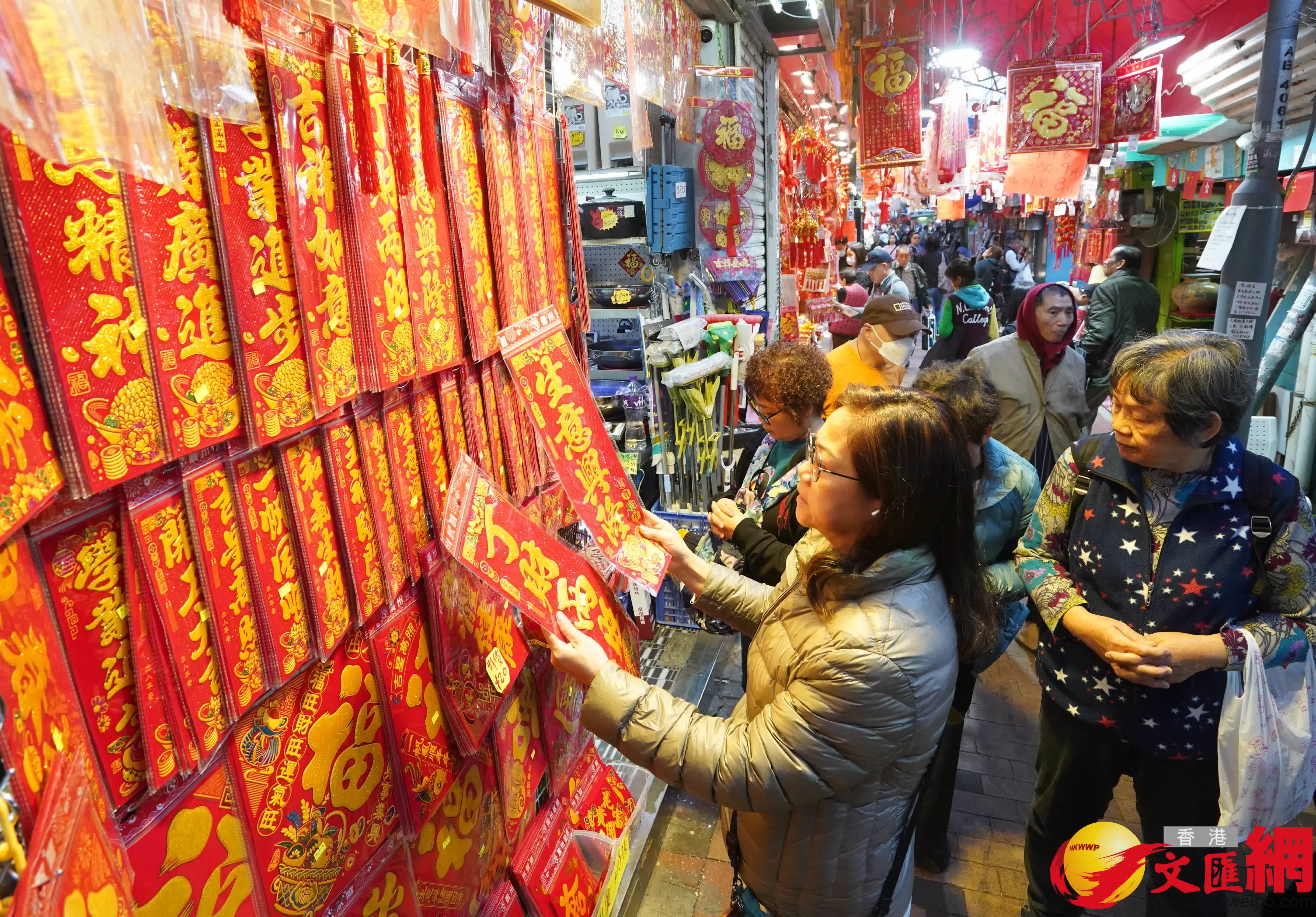 临近农历新年,深水埗多间店舖摆满新年商品,琳琅满目,吸引不少市民前来选购贺年装饰。(香港文汇报记者曾兴伟 摄) 临近农历新年,深水埗多间店舖摆满新年商品,琳琅满目,吸引不少市民前来选购贺年装饰。(香港文汇报记者曾兴伟 摄)
