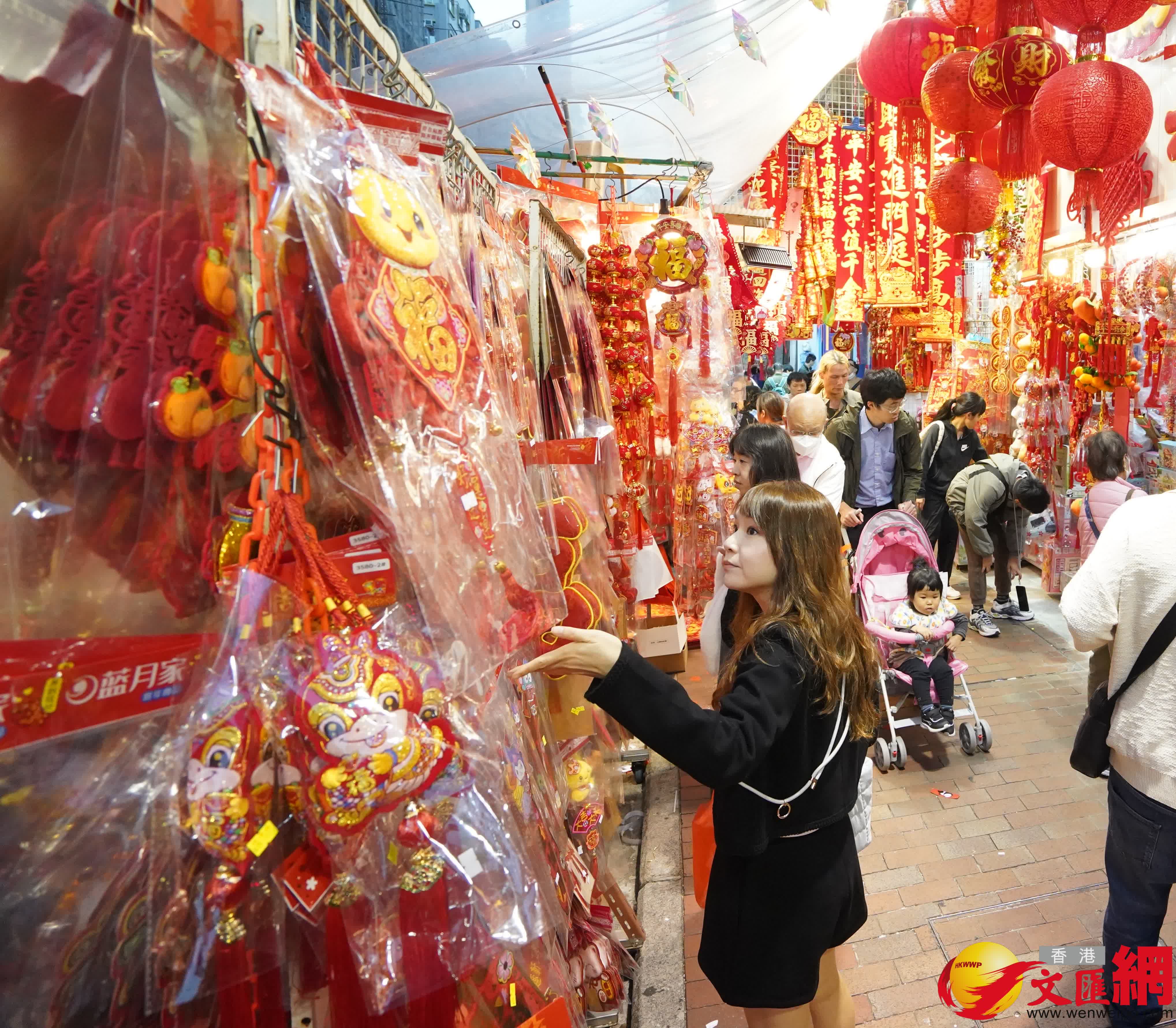 临近农历新年,深水埗多间店舖摆满新年商品,琳琅满目,吸引不少市民前来选购贺年装饰。(香港文汇报记者曾兴伟 摄) 临近农历新年,深水埗多间店舖摆满新年商品,琳琅满目,吸引不少市民前来选购贺年装饰。(香港文汇报记者曾兴伟 摄)
