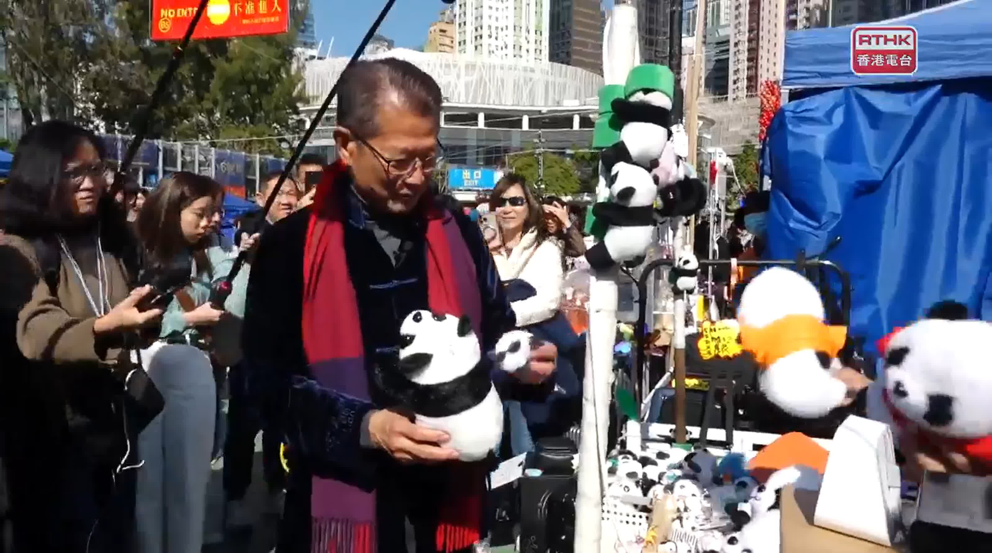 陈茂波维园逛花市办年货　与档主倾谈祝生意兴隆