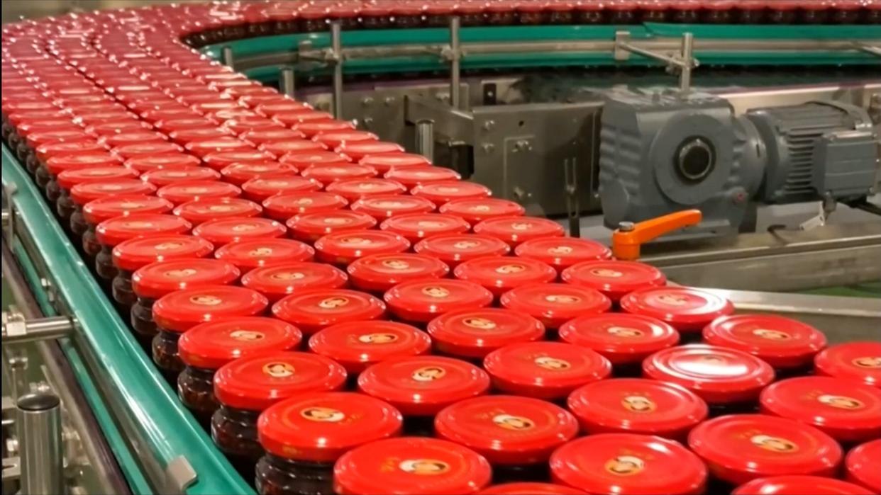 「“金牌”黔南」每分钟200瓶 辣椒制品销往160国：有华人的地方就有“老干妈”