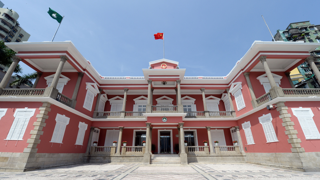 岑浩輝祝賀澳門空手道隊在十五運會取得三金兩銅佳績 