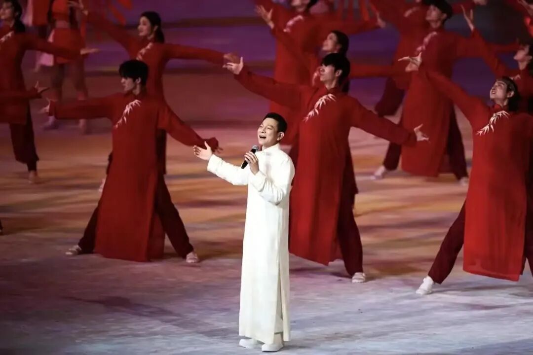 6万人合唱《海阔天空》《中国人》！今晚戳中你的歌曲都如何选定？｜解码开幕式