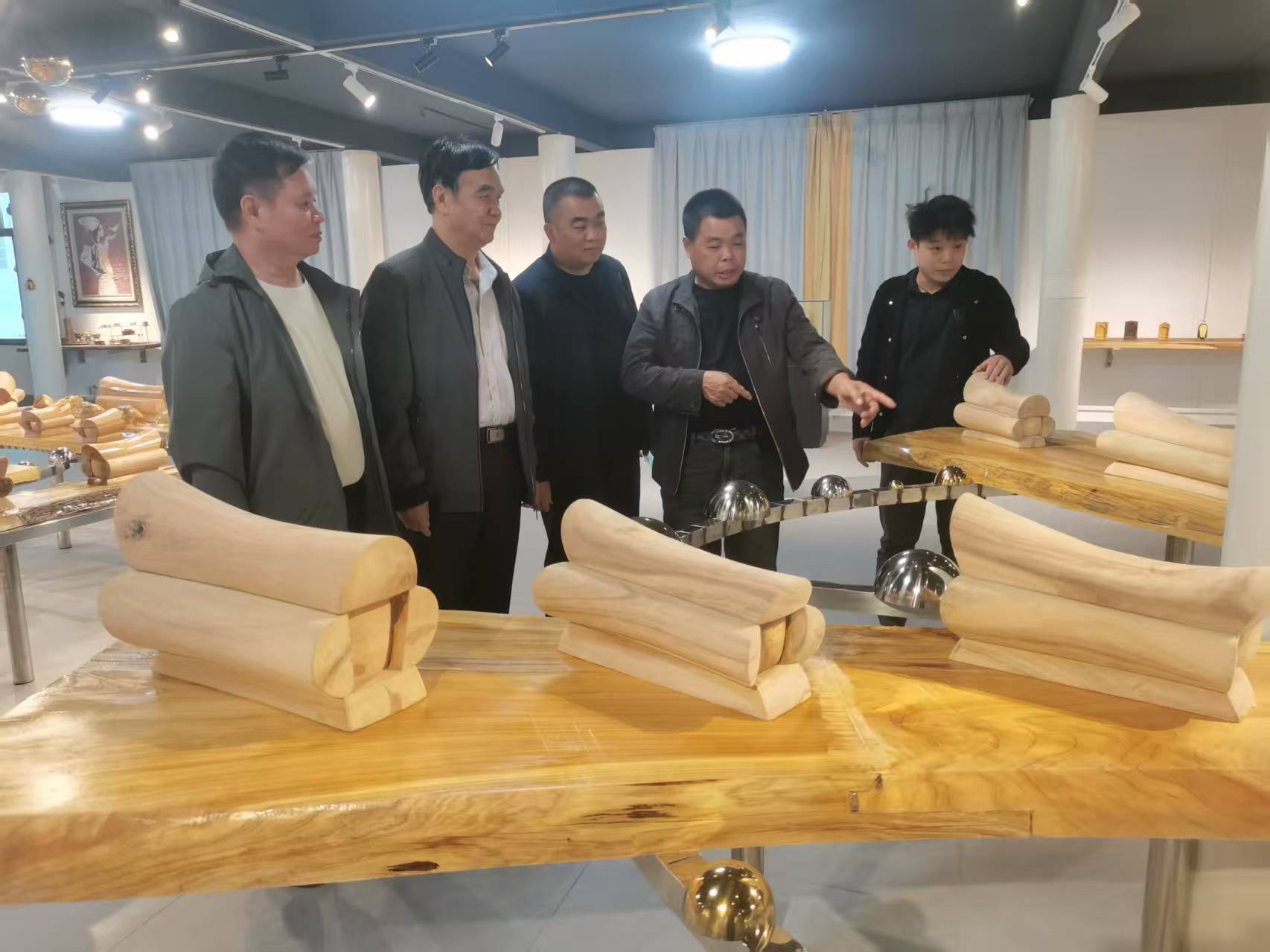 柳州棺材非遺加工基地初具規模 傳承人覃有進帶動產業集聚與工藝革新