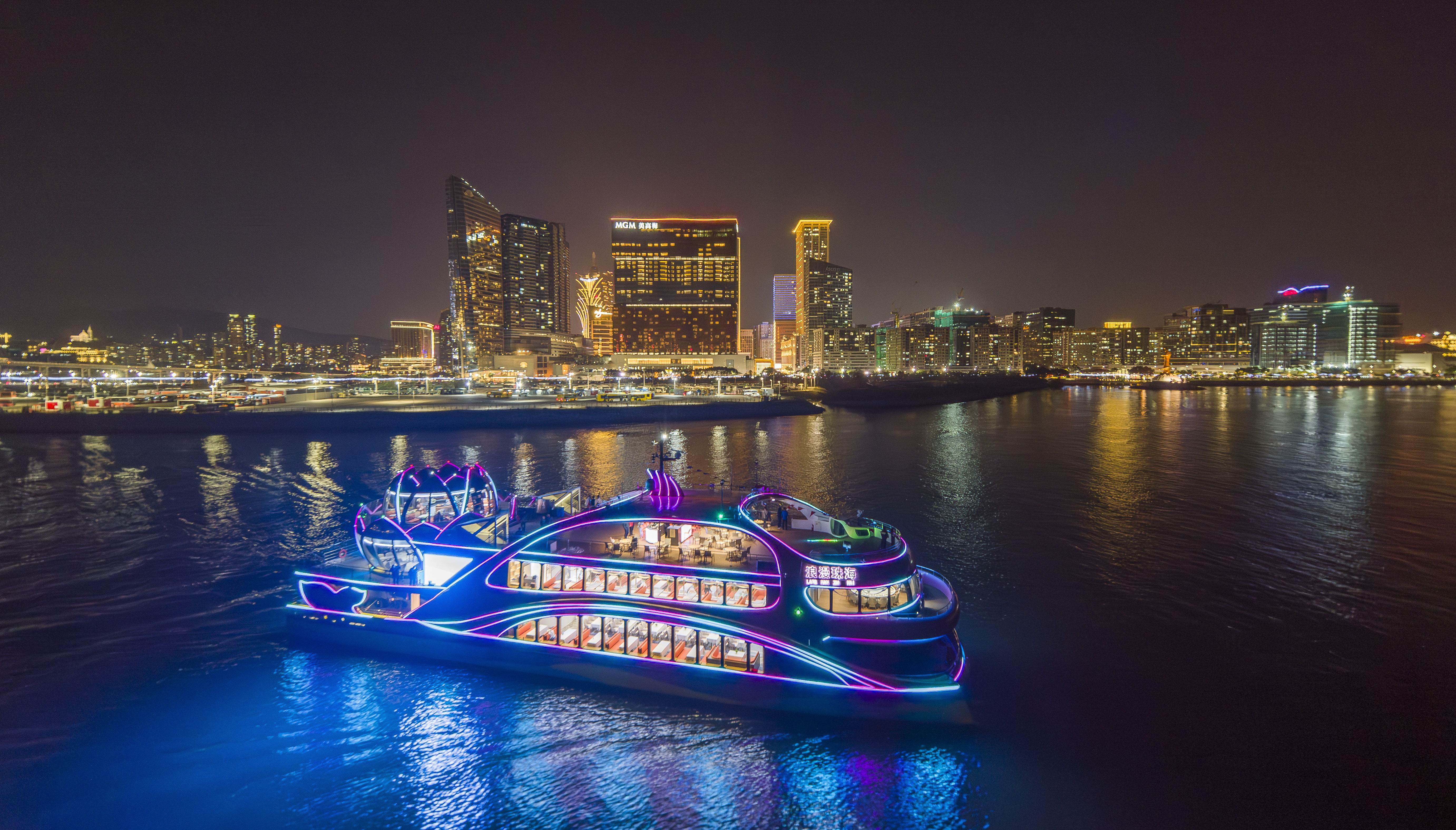 珠海首艘纯电豪华游轮“浪漫珠海号”启航