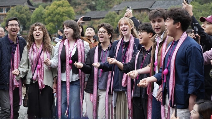 东西和鸣，民心相通——美国耶鲁大学阿卡贝拉合唱团与贵州侗族大歌“蝉之歌”在肇兴展开跨越时空的音乐对话