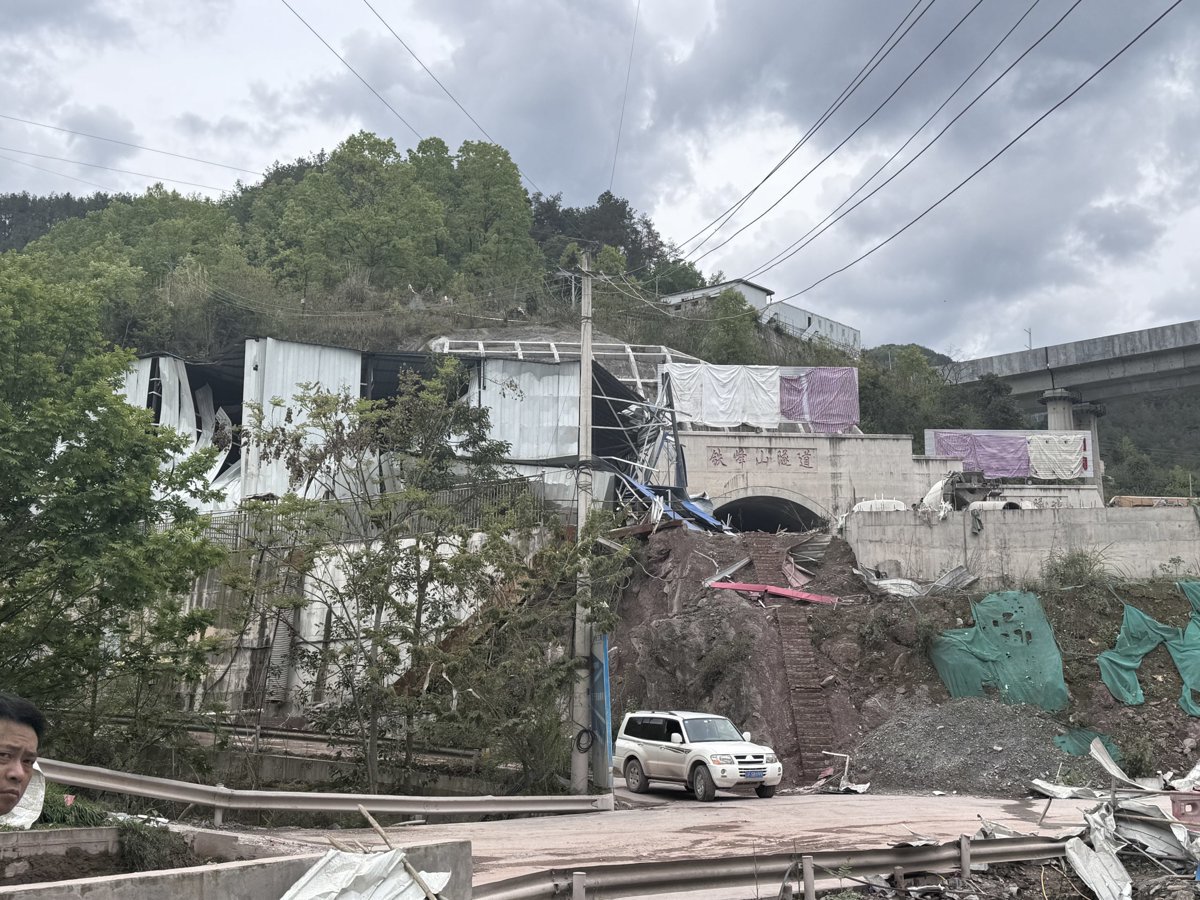 重庆一在建隧道爆炸致4死9伤：该隧道只剩一百多米即可贯通，去年检测出有害气体后停工，开工仅一周就发生事故