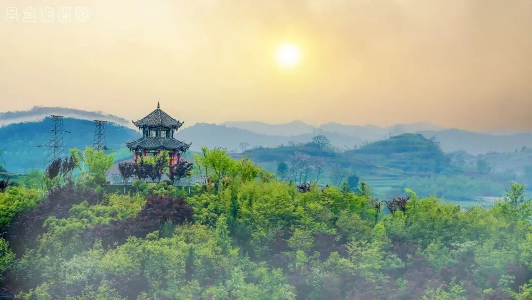 湖 光 春 色 醉 泰 湖