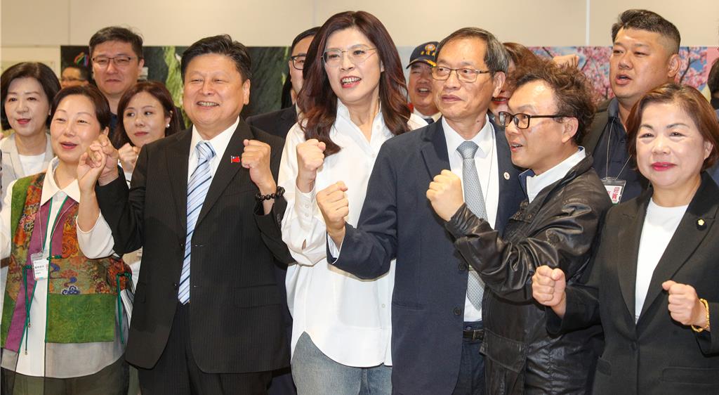 蓝营高规格接机相挺，郑丽文：启动两岸对接机制，直指和平红利