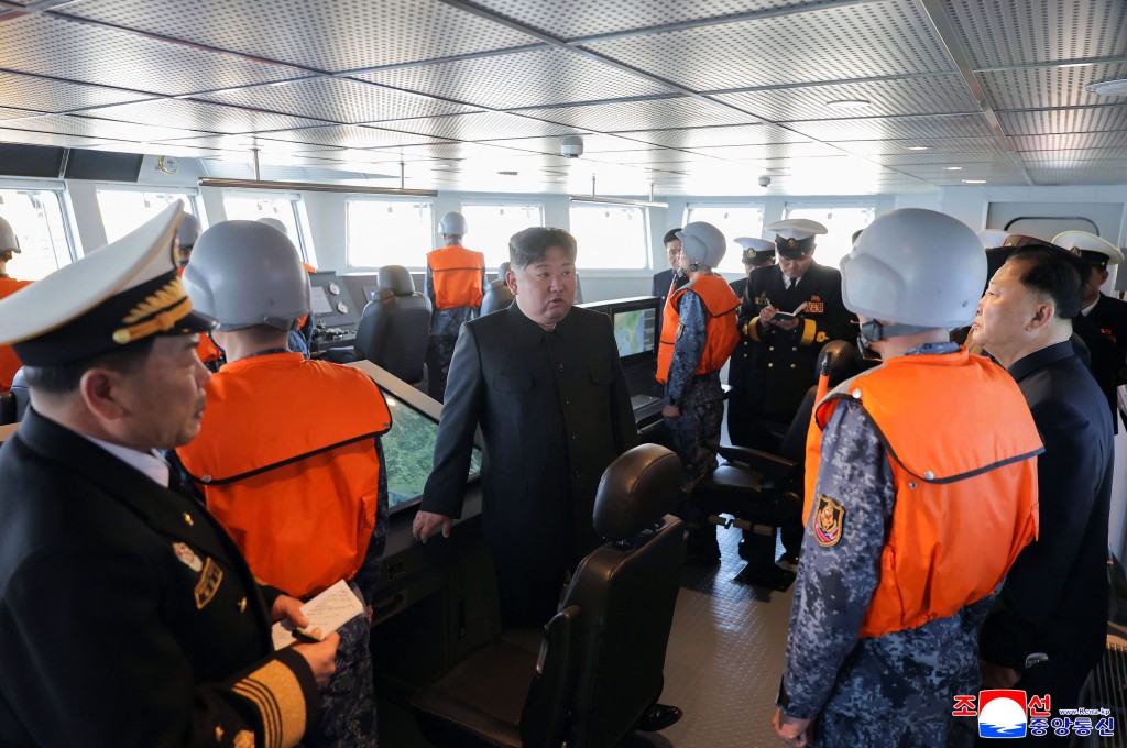 金正恩监督新型驱逐舰试射巡航导弹，重申优先强化核威慑