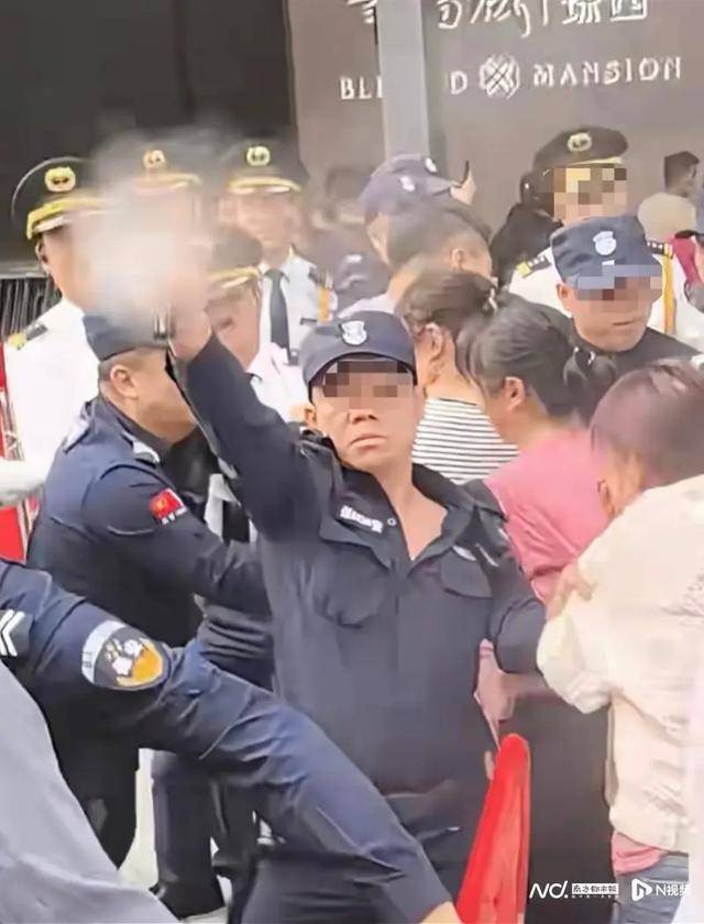 深圳通报“一楼盘遭哄抢，保安向人群喷辣椒水”：涉事保安被行政拘留，住建部门已约谈开发商，市监部门对价格备案情况进行调查 