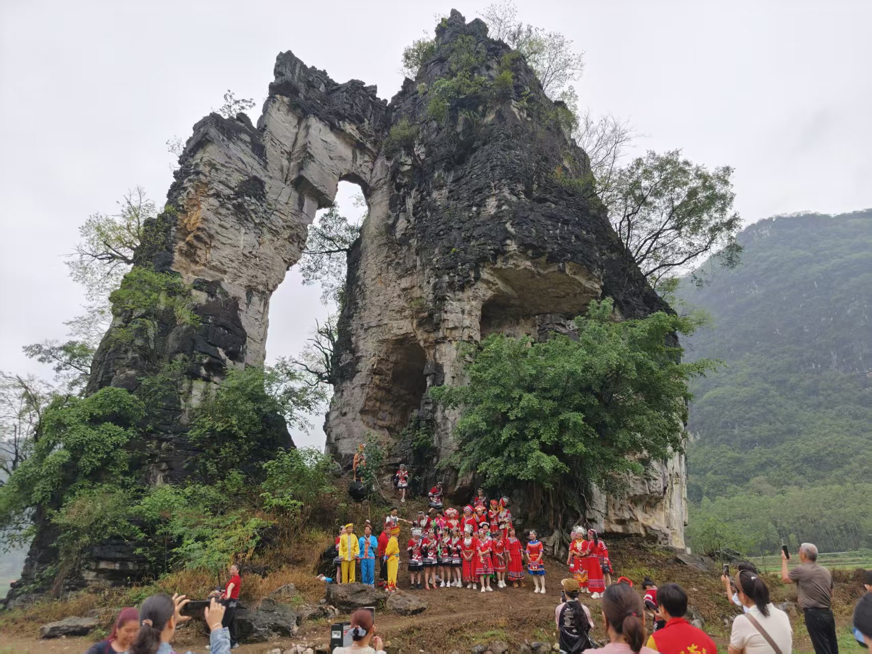 酒壺山下擺歌場 壯鄉歡慶三月三