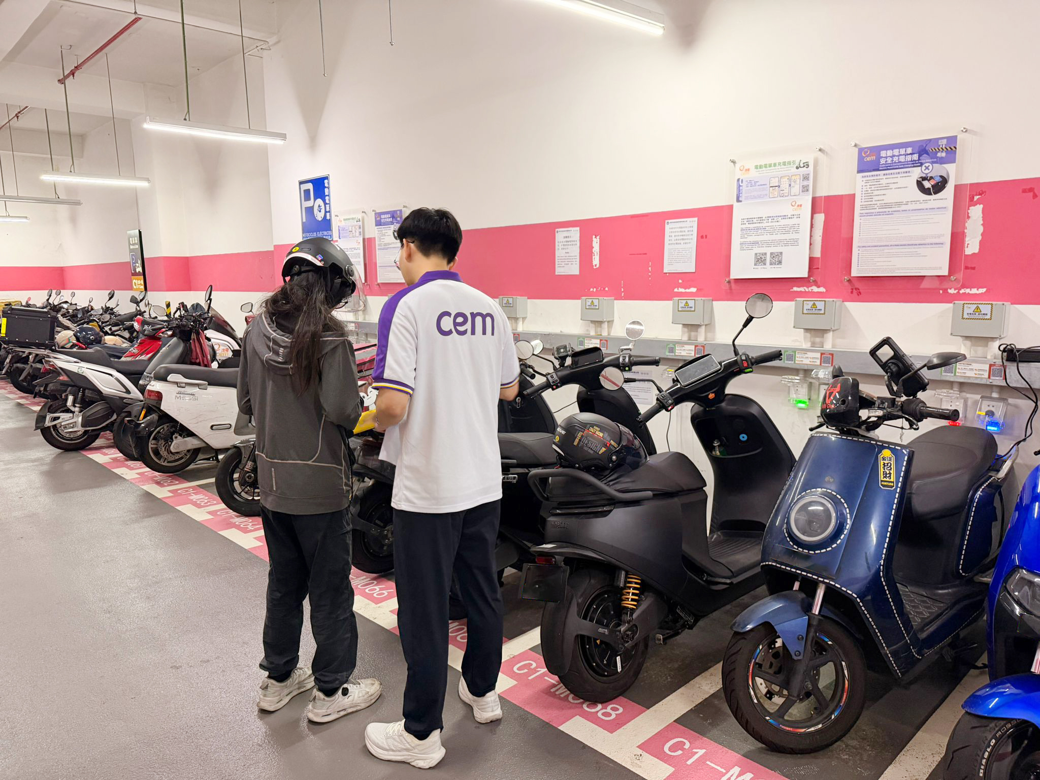 公共停车场电动电单车下周一起试行扫码充电