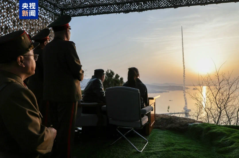 朝鲜试射地对地战术弹道导弹，金正恩观摩