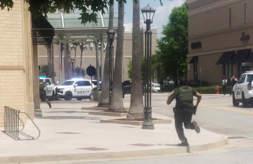 美购物中心美食广场爆枪击，酿1死5伤，职员顾客纷逃命