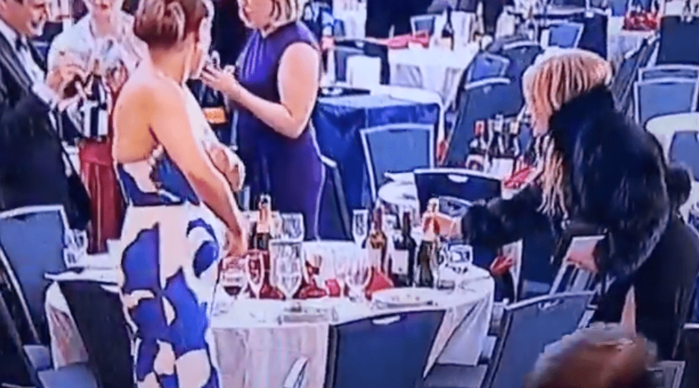 白宫记者晚宴枪击 | 宾客趁乱掠走红酒香槟影片疯传，网民斥有失身份