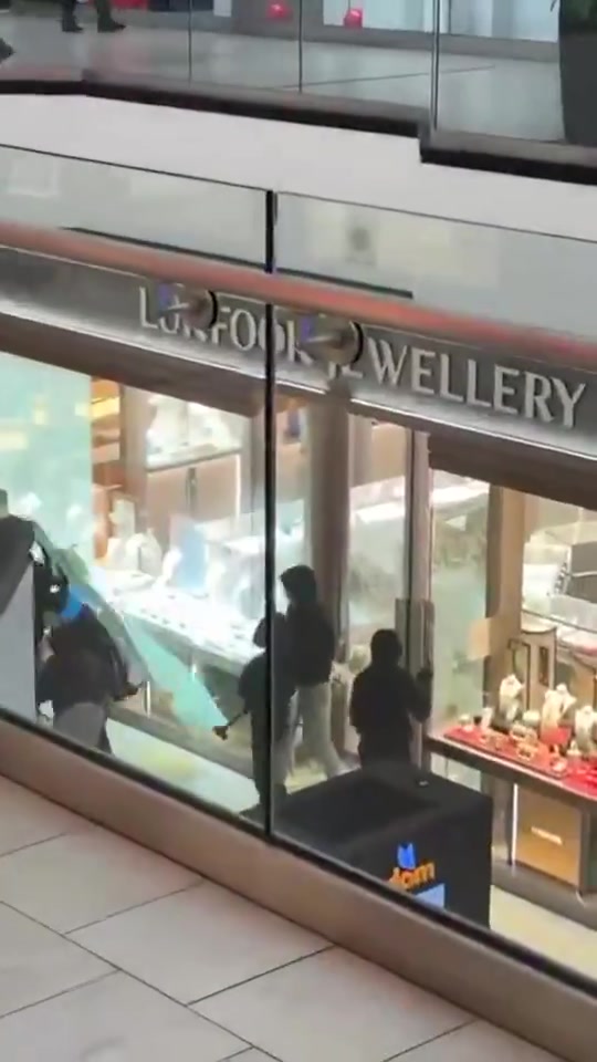 加拿大六福珠宝遭10蒙头匪洗劫，当众砸橱窗掠走首饰极猖獗